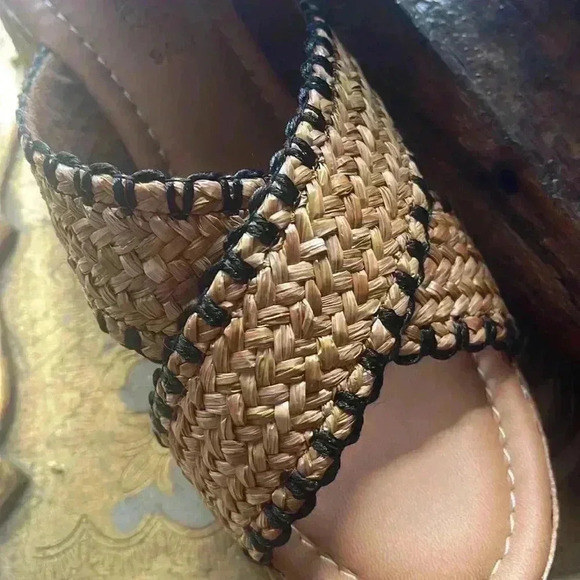 Bella Vita women’s size 9 WW slip on sandals. - Picture 3 of 8